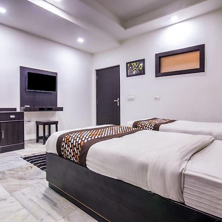 Hotel Oyo 8888 Riga Hs Deluxe à Agra  Extérieur photo