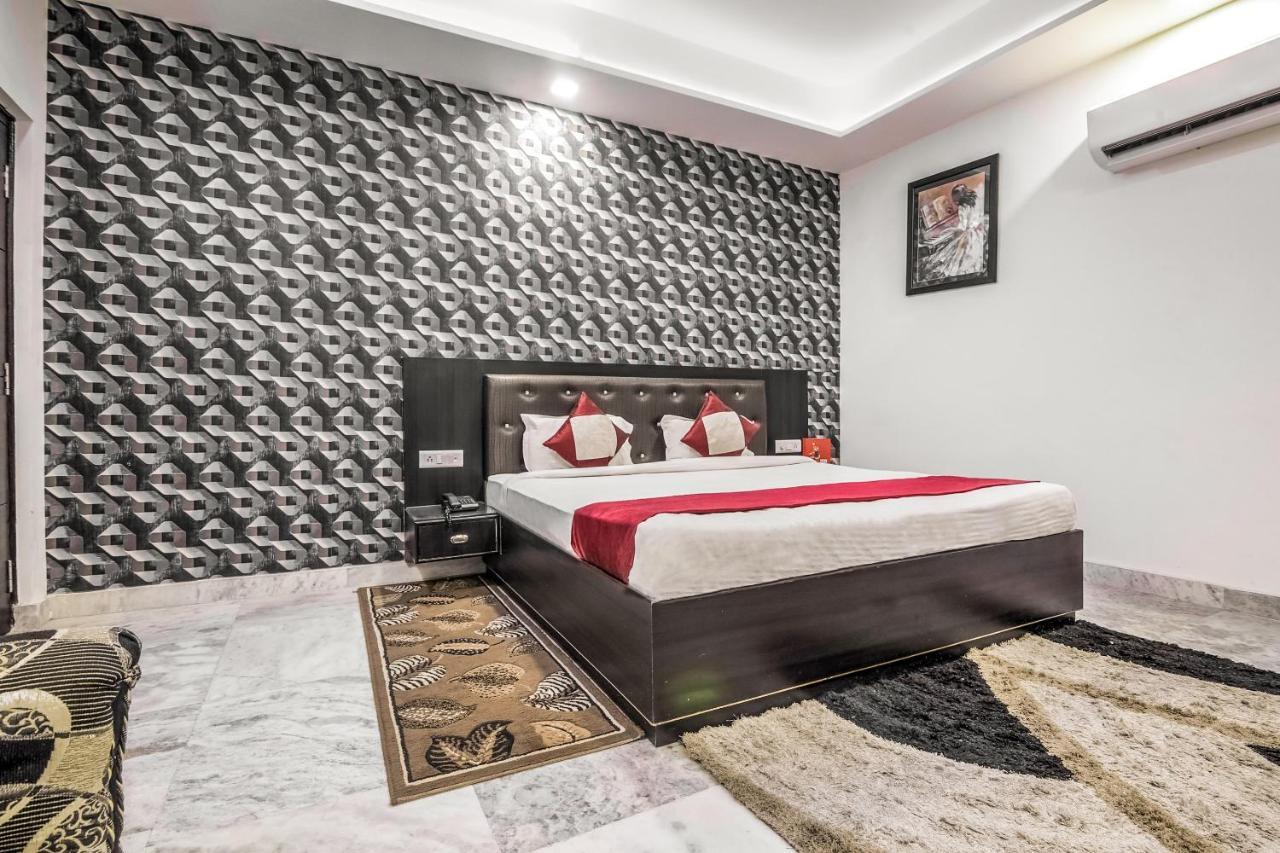 Hotel Oyo 8888 Riga Hs Deluxe à Agra  Extérieur photo