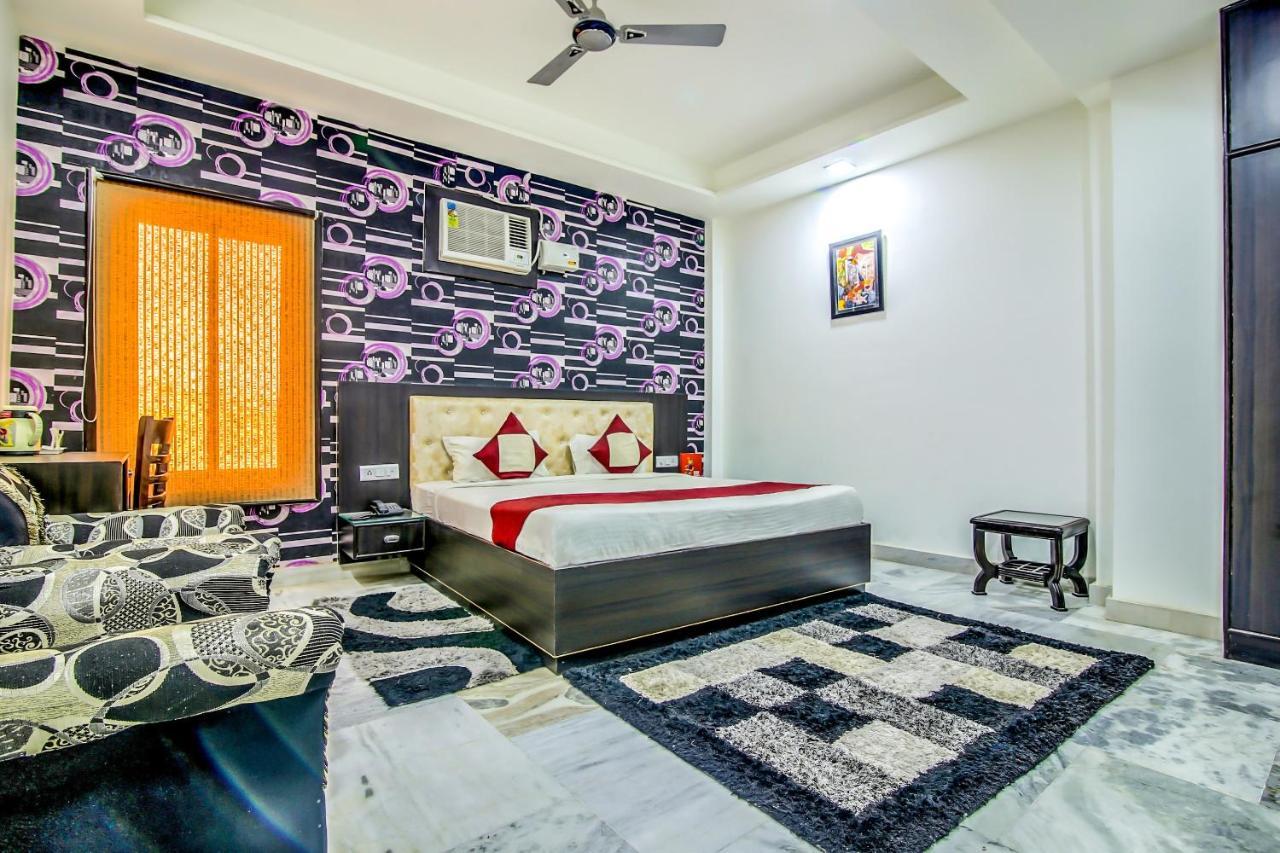 Hotel Oyo 8888 Riga Hs Deluxe à Agra  Extérieur photo